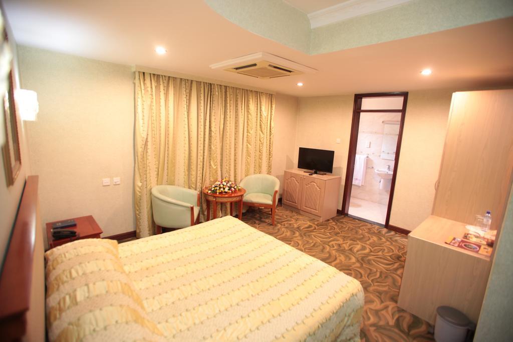 City Royal Resort Hotel Kyambogo  Exteriör bild