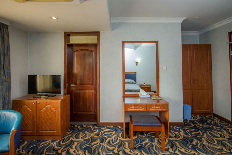 City Royal Resort Hotel Kyambogo  Exteriör bild