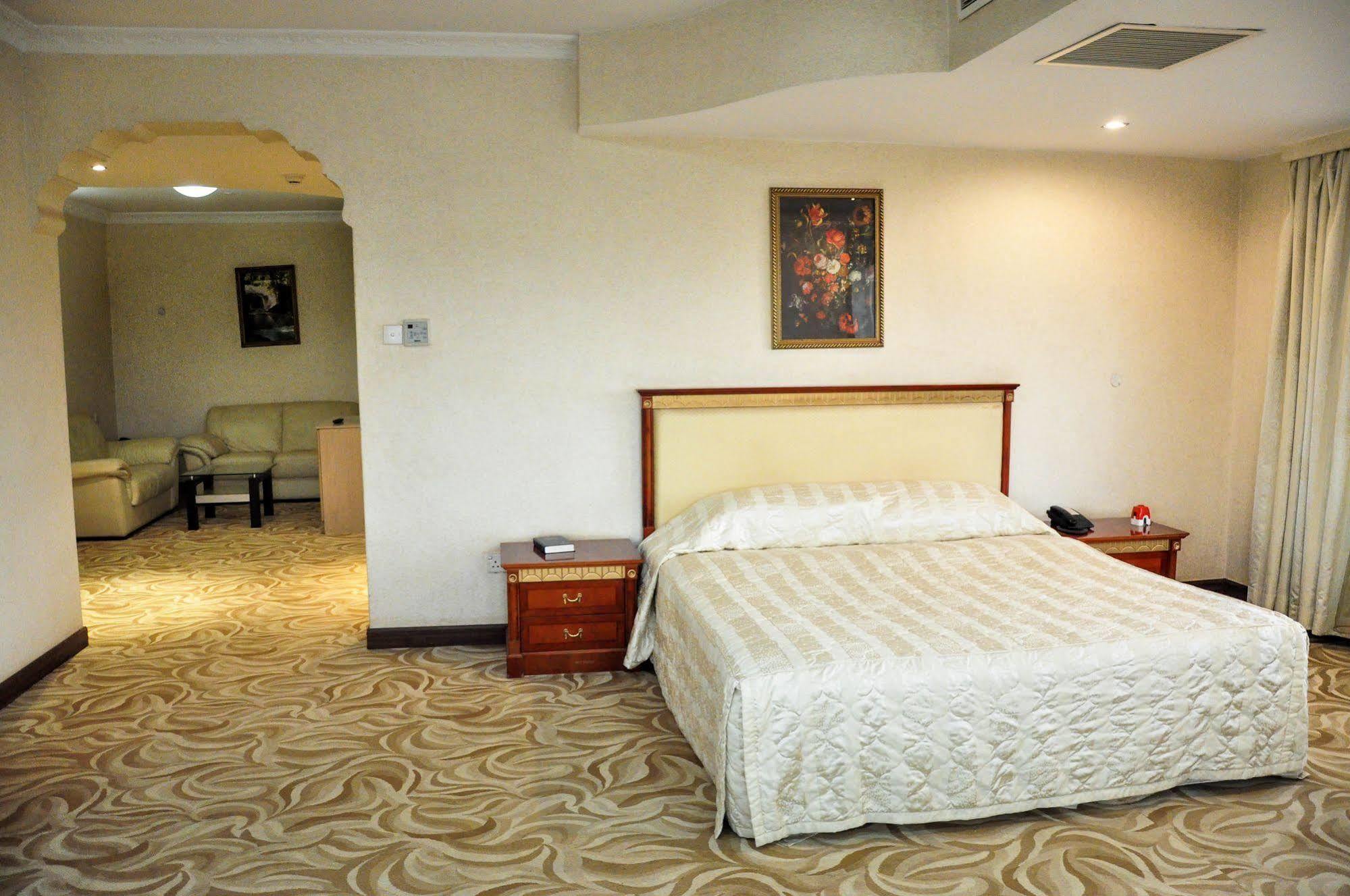 City Royal Resort Hotel Kyambogo  Exteriör bild