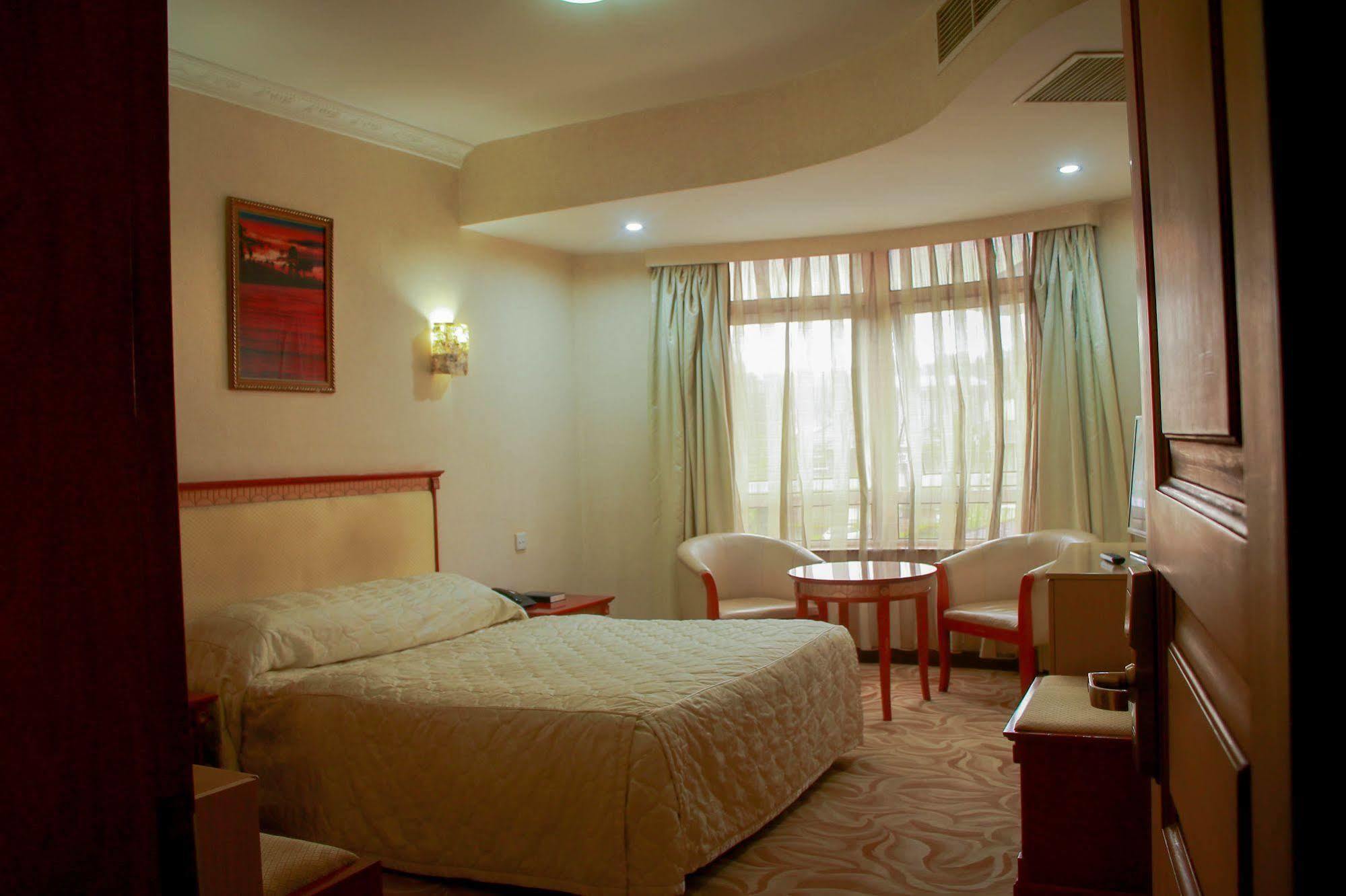 City Royal Resort Hotel Kyambogo  Exteriör bild