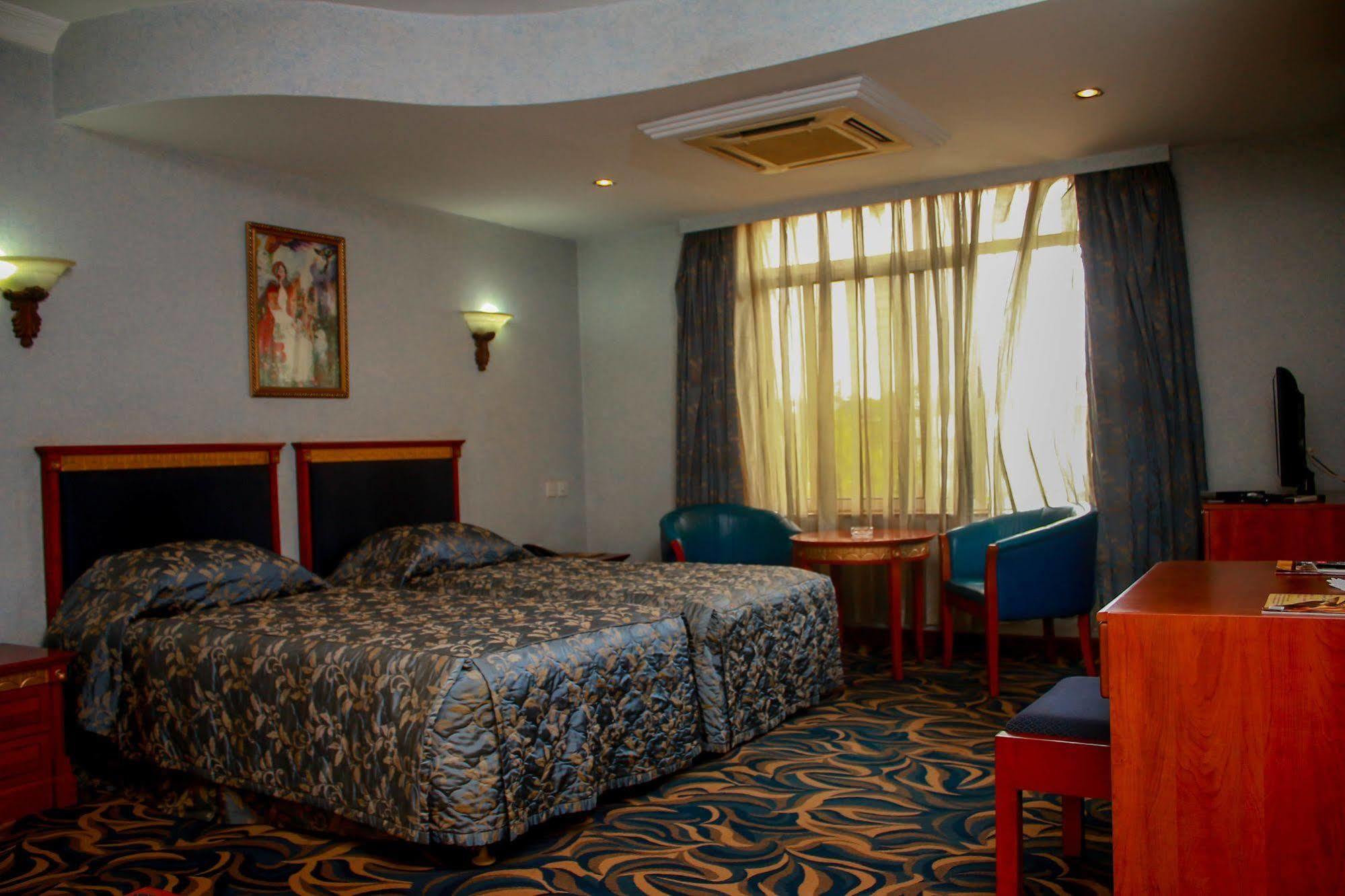 City Royal Resort Hotel Kyambogo  Exteriör bild