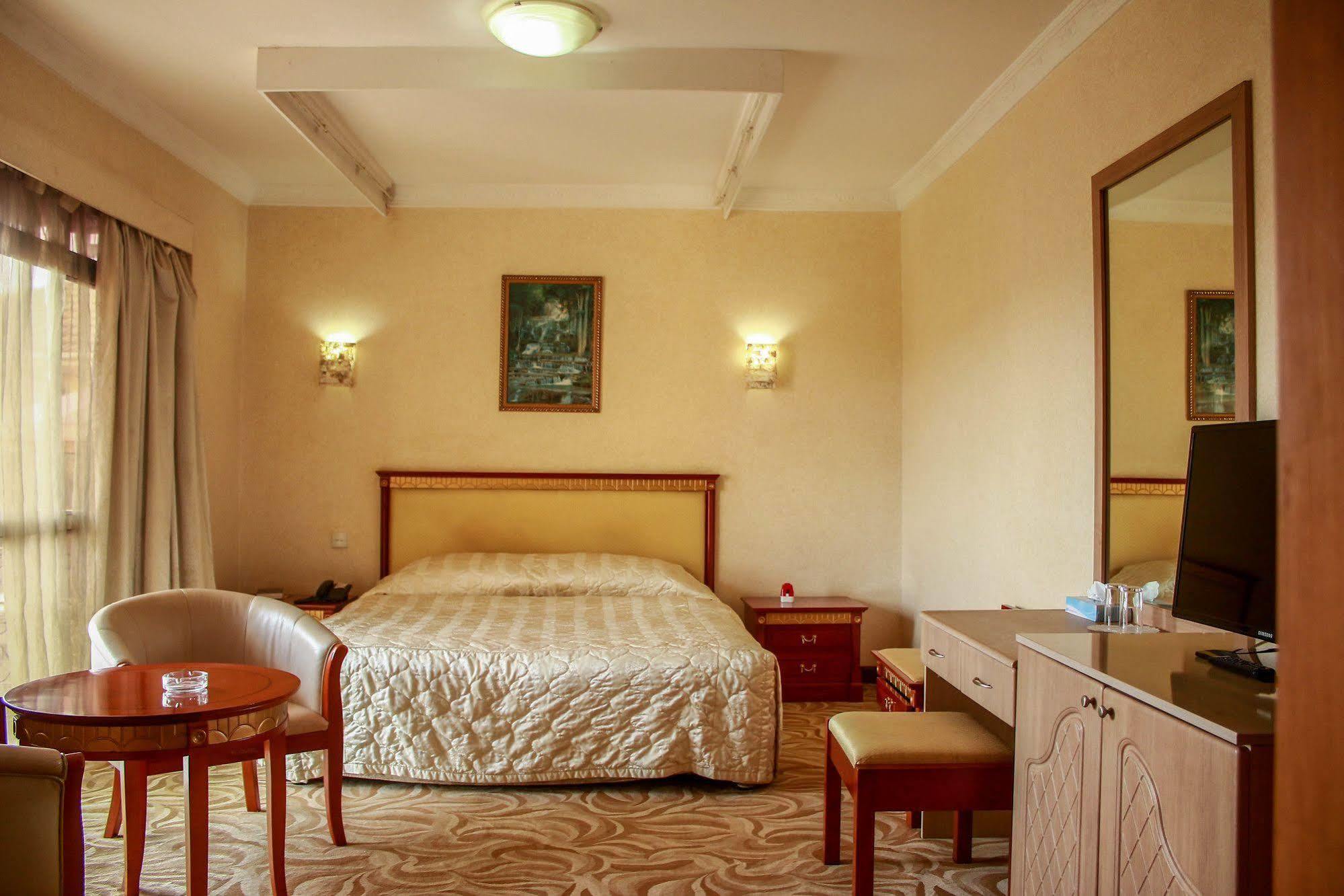 City Royal Resort Hotel Kyambogo  Exteriör bild