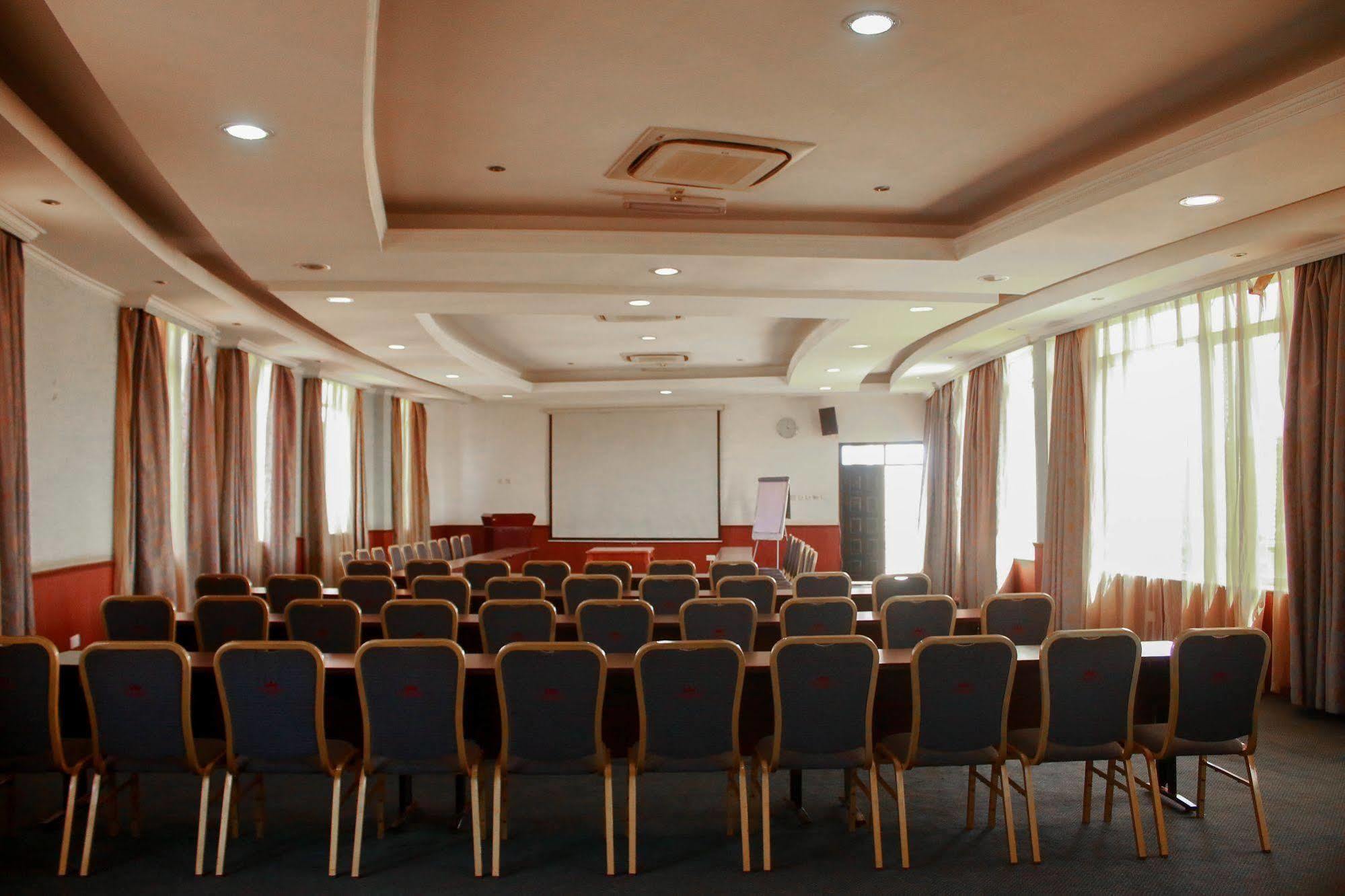City Royal Resort Hotel Kyambogo  Exteriör bild